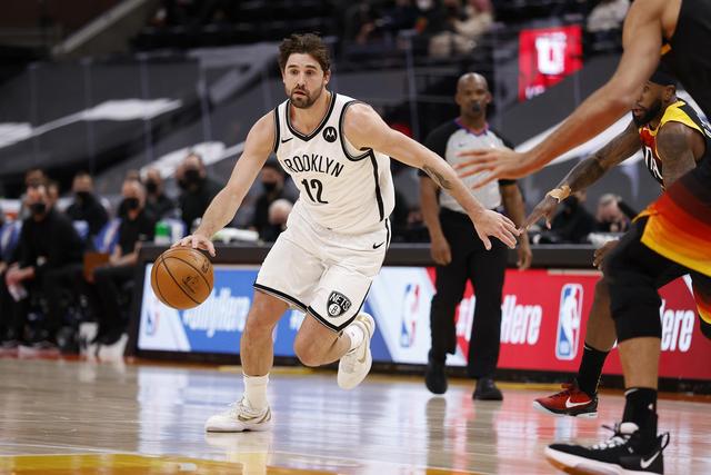 詹姆斯连续三场三双破纪录 湖人力克灰熊3连胜